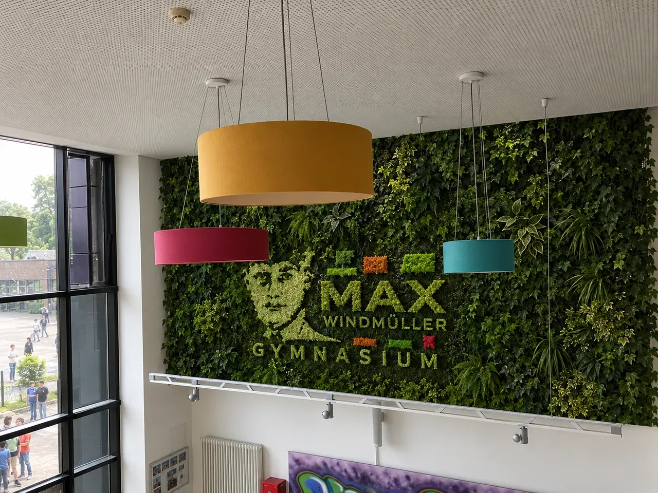 Moos­wand in der Pau­sen­hal­le