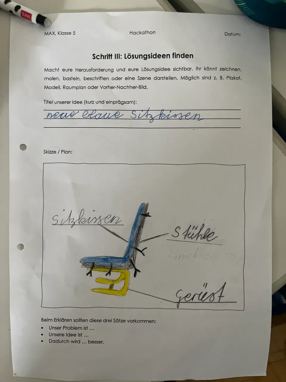 Skiz­ze vom Stuhl, mit dem Sitz­kis­sen (blau)