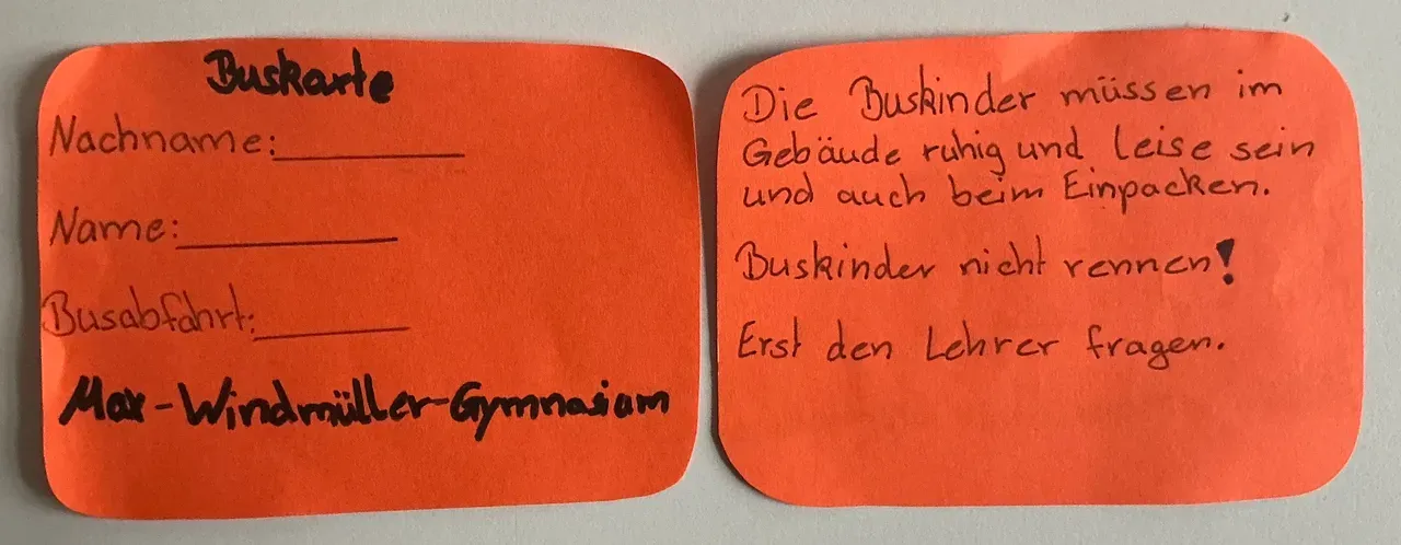 Vor- und Rück­sei­te des Bus­aus­wei­se für Bus­kin­der
