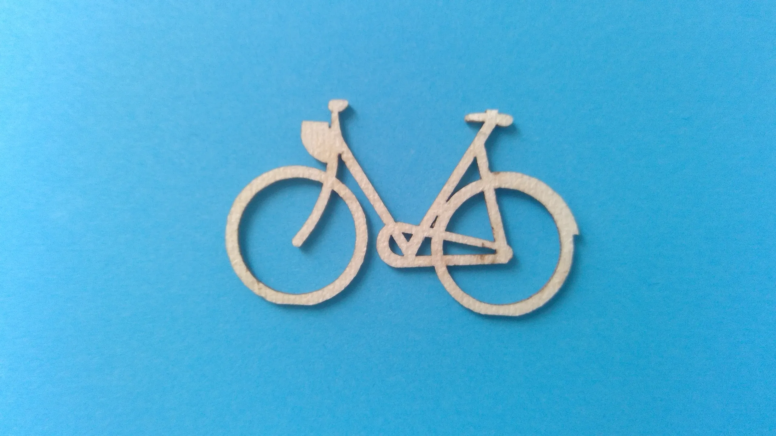 Ein Holzfahrrad auf blauen Hintergrund